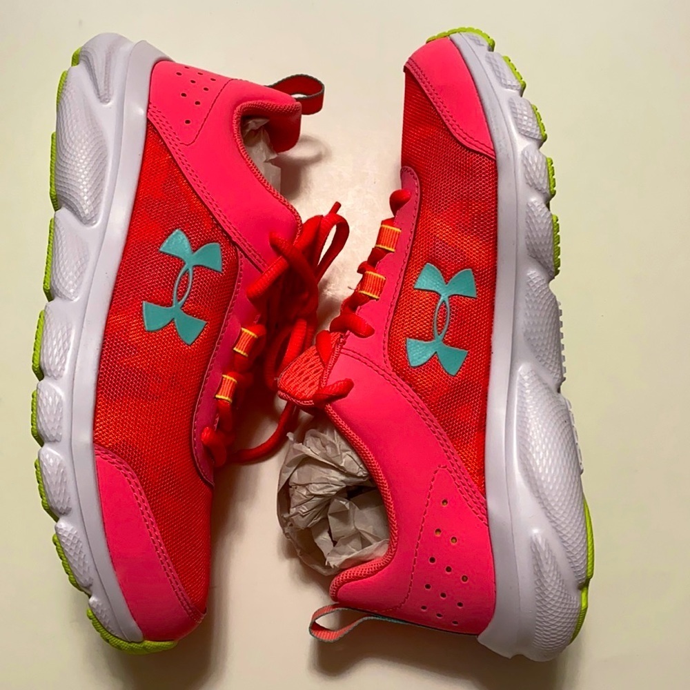 NWOB Under Armour GS Assert 8 size: 6Y